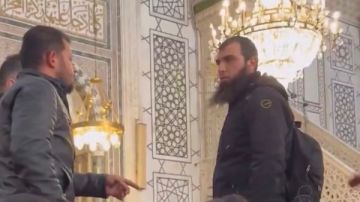 تلقيت وحيا من الله.. تركي يزعم أنه المهدي المنتظر في الجامع الأموي