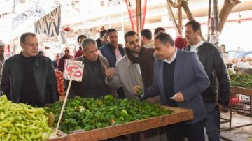 محافظ الشرقية يتفقد منفذ بيع السلع الغذائية بجوار كوبري شرويدة بالزقازيق محافظ الشرقية يتفقد منفذ بيع السلع الغذائية بجوار كوبري شرويدة بالزقازيق