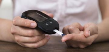 من ارتعاش اليدين للدوار.. علامات تحذيرية لهبوط السكر