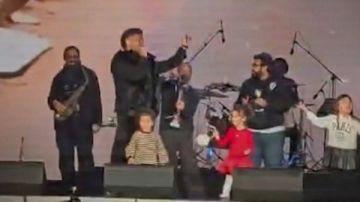 أبناء أحمد سعد يشاركوه الغناء على المسرح بإحدى حفلاته.. شاهد