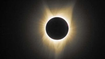 استخدام نظارات مخصصة .. موعد كسوف الشمس يوم 17 فبراير 2026 استخدام نظارات مخصصة .. موعد كسوف الشمس يوم 17 فبراير 2026