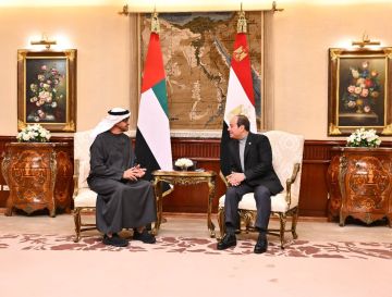 السيسي يصل إلى الإمارات.. ومحمد بن زايد في مقدمة مستقبليه السيسي يصل إلى الإمارات.. ومحمد بن زايد في مقدمة مستقبليه