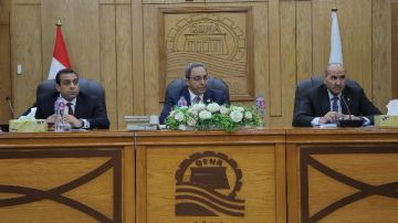 محافظ قنا:دراسة تعيين مهندس بكل وحدة قروية لمتابعة التقنين والتعديات