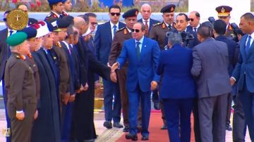 الرئيس السيسي يصل مسجد المشير طنطاوي لأداء صلاة الجمعة