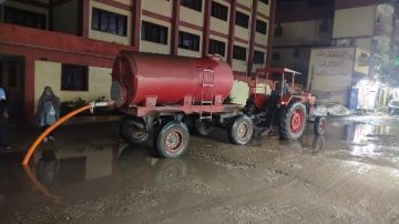 كسح تجمعات مياه الأمطار بشوارع وميادين بيلا بكفر الشيخ صور