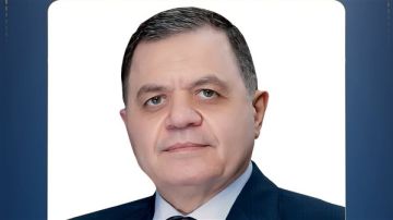 وزير الداخلية يكرم أسر الشهداء والمصابين والمتميزين ويقلدهم الأنواط الممنوحة من الرئيس