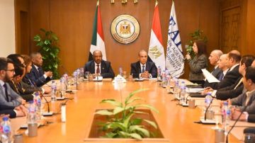 وزيرا خارجية مصر والسودان يكرمان أطباء القافلة الطبية لدعم القطاع الصحي السوداني وزيرا خارجية مصر والسودان يكرمان أطباء القافلة الطبية لدعم القطاع الصحي السوداني