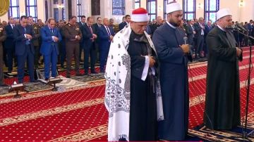 الرئيس السيسي يؤدي صلاة الجمعة بمسجد المشير طنطاوي في ذكرى انتصار العاشر من رمضان.. فيديو