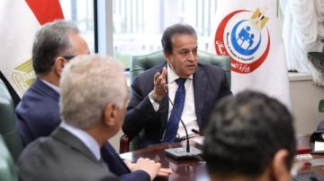 وزير الصحة يعقد اجتماعا لبحث تفعيل تقنية الروبوت الجراحي