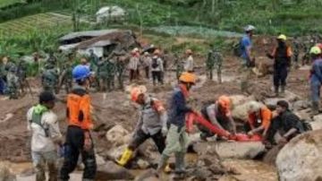 إندونيسيا: ارتفاع حصيلة ضحايا انهيار أرضي إلى 64 قتيلا.. والسلطات تواصل البحث عن 16 مفقودا