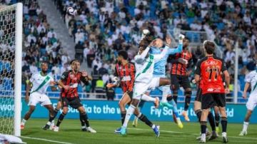 الأهلي يهزم الرياض بهدف عكسي ويتصدر الدوري السعودي مؤقتا