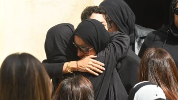 انهيار ريم مصطفى في جنازة والدتها .. صور