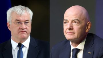 رئيس الفيفا يؤيد رفع الحظر عن روسيا.. ووزيران أوكرانيان يهاجمانه بشدة رئيس الفيفا يؤيد رفع الحظر عن روسيا.. ووزيران أوكرانيان يهاجمانه بشدة