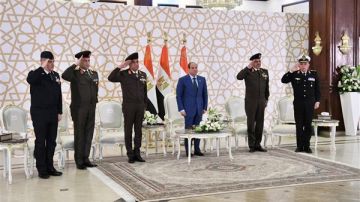 عاجل الرئيس السيسي يلتقي بقادة القوات المسلحة ويستعرض المهام على الاتجاهات الإستراتيجية