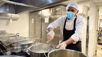 مطبخ صديق للبيئة يقدم طعاما وسعادة لمرضى الأورام في الأقصر