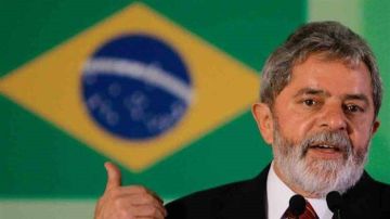 رئيس البرازيل يقبل الكأس ويتحدى العالم.. لولا: مونديال 2026 سيكون باسمنا رئيس البرازيل يقبل الكأس ويتحدى العالم.. لولا: مونديال 2026 سيكون باسمنا