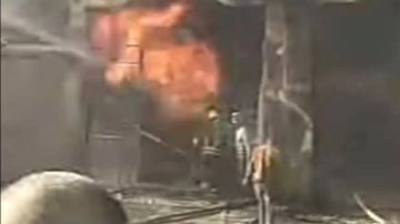 عاجل.. حريق ضخم يلتهم مصنع مذيبات كيميائية ببرج العرب غرب الإسكندرية عاجل.. حريق ضخم يلتهم مصنع مذيبات كيميائية ببرج العرب غرب الإسكندرية