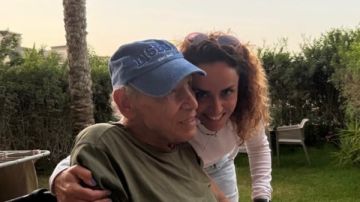 علا رشدي تنعى والدها بكلمات مؤثرة وتطلب الدعاء له