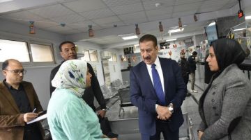 محافظ بورسعيد يتابع معدلات الإنجاز في ملف تراخيص المحال العامة