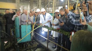 محافظ قنا يطلق إشارة بدء موسم عصير القصب بمصنع سكر نجع حمادي محافظ قنا يطلق إشارة بدء موسم عصير القصب بمصنع سكر نجع حمادي