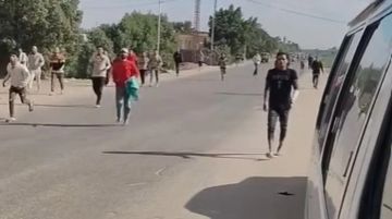 مصر.. مشهد يثير ذهول المارة لحظة هروب عشرات الشبان من فيلا فارهة مصر.. مشهد يثير ذهول المارة لحظة هروب عشرات الشبان من فيلا فارهة