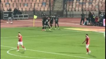 الشوط الأول.. زد يتقدم على الأهلي بهدف ميسي بالدوري