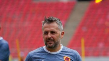 المدرب الفرنسي باتريس بوميل يعلن إنهاء عقده مع المنتخب الأنغولي المدرب الفرنسي باتريس بوميل يعلن إنهاء عقده مع المنتخب الأنغولي