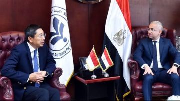 رئيس هيئة الاستثمار يبحث مع سفير سنغافورة تعزيز التعاون الاستثماري بين البلدين رئيس هيئة الاستثمار يبحث مع سفير سنغافورة تعزيز التعاون الاستثماري بين البلدين