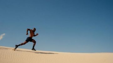 رياضي مصري يتحدى جبل موسى استعدادا لتسجيل رقم قياسي عالمي موثق