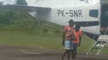 إندونيسيا.. مصرع قائد طائرة ومساعده في هجوم مسلح أثناء هبوطهم في المطار إندونيسيا.. مصرع قائد طائرة ومساعده في هجوم مسلح أثناء هبوطهم في المطار