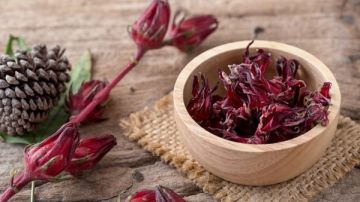 الكركديه البارد والساخن .. تعرف على فوائده وأضراره