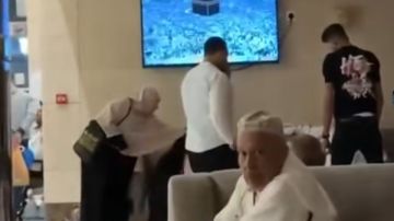 يا أسماء أنا أبوكي وبيضربوني.. مشهد مؤلم من محاولة أب لقاء ابنته يا أسماء أنا أبوكي وبيضربوني.. مشهد مؤلم من محاولة أب لقاء ابنته