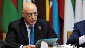 حفنة ملفات على طاولة اجتماعات المكتب التنفيذي لوزراء الإعلام العرب بالكويت حفنة ملفات على طاولة اجتماعات المكتب التنفيذي لوزراء الإعلام العرب بالكويت