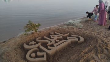 فن من رمال البحر يرحب برمضان.. نحات جنوب سيناء يبدع على شواطئ طور سيناء فن من رمال البحر يرحب برمضان.. نحات جنوب سيناء يبدع على شواطئ طور سيناء