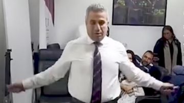 محمد سمير يستعرض مهاراته في نط الحبل خلال ندوة حزبية