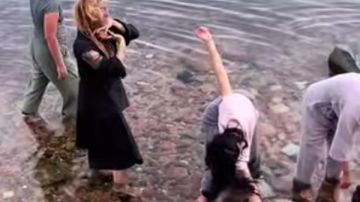 يوجا الطبيعة تفسر الجدل.. حقيقة الحركات الغريبة لسياح شاطئ دهب يوجا الطبيعة تفسر الجدل.. حقيقة الحركات الغريبة لسياح شاطئ دهب