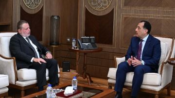 رئيس الوزراء يلتقي محافظ البنك المركزي لبحث عدد من الملفات المهمة رئيس الوزراء يلتقي محافظ البنك المركزي لبحث عدد من الملفات المهمة