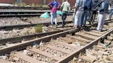 مصرع شخص وإصابة آخر صدمهما قطار بقوص في قنا