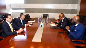 وزير الخارجية يلتقي نظيره الغاني على هامش قمة الاتحاد الأفريقي لتعزيز العلاقات الثنائية ودعم الاستقرار