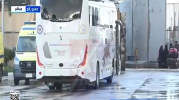 حركة العائدين الفلسطينيين عبر معبر رفح تشهد انتظاما مكثفا فيديو