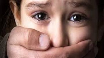 شدني من وسطي وصوتي واطي.. نص أقوال الطفلة كارما بعد هتك عرضها على يد جارها ببولاق