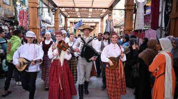 في السوق السياحي.. كرنفال استعراضي مبهج لفرق مهرجان أسوان الدولي للفنون الشعبية في السوق السياحي.. كرنفال استعراضي مبهج لفرق مهرجان أسوان الدولي للفنون الشعبية