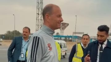 بعثة الأهلي تغادر القاهرة في طريقها للجزائر صور