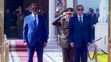 بمراسم استقبال رسمية.. الرئيس السيسي يستقبل نظيره الصومالي