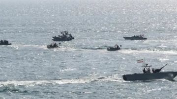 توتر في مضيق هرمز.. زوارق إيرانية تعترض طريق ناقلة نفط أمريكية عاجل