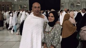 حسام حسن يؤدى مناسك العمرة رفقة أسرته صور