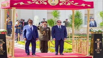 دبلوماسي سابق: مصر تضع وحدة الصومال وأمن البحر الأحمر في الصدارة فيديو دبلوماسي سابق: مصر تضع وحدة الصومال وأمن البحر الأحمر في الصدارة فيديو