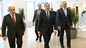 مدبولي يمر على الموظفين بجميع قطاعات مجلس الوزراء (صور)