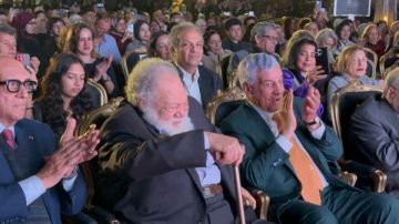 يحيى الفخراني يحصد جائزة الاستحقاق الكبرى من مؤسسة فاروق حسني للفنون صور