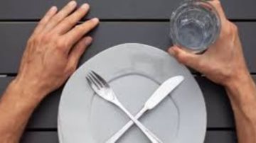 رجيم الماء.. موضة سريعة لإنقاص الوزن أم خطر صامت يهدد صحتك؟